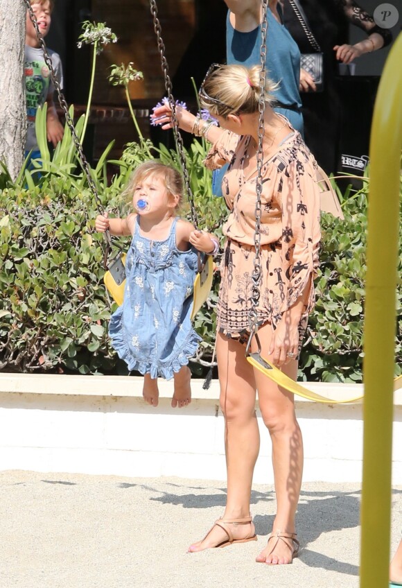 Elsa Pataky emmène ses enfants Tristan, Sasha et India au parc à Malibu, le 19 août 2014.