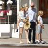 Exclusif - Kelly Rutherford se promène avec ses enfants Hermes et Helena et son compagnon Tony Brand dans les rues de New York, le 31 juillet 2015.  