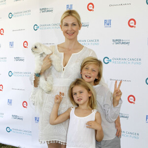 Malgré la perte définitive de la garde de ses enfants, qu'elle a pour tout l'été en vacances, l'actrice Kelly Rutherford, son fils Hermes et sa fille Helena ont assisté à l'oeuvre caritative "Ovarian Cancer Research Fund's Super Saturday" à Water Mill. Le 25 juillet 2015  