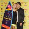 Bella Thorne et son compagnon Gregg Sulkin posant dans la salle de presse aux Teen Choice Awards 2015 à Los Angeles, le 16 août 2015 