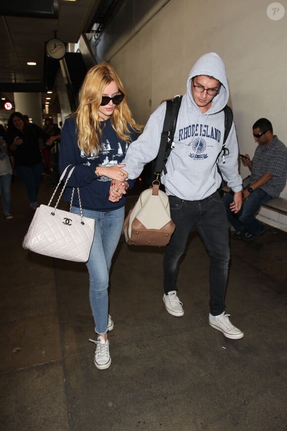 Bella Thorne et son compagnon Gregg Sulkin arrivent à l'aéroport LAX de Los Angeles. Le 4 août 2015  
