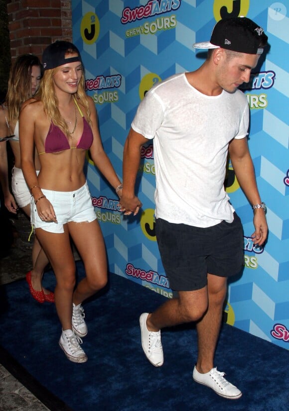 Bella Thorne et son petit ami Gregg Sulkin à la soirée « Just Jared's Summer Bash Pool » à Los Angeles, le 18 juillet 2015 