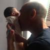 Jean-Marc Barr présente son premier enfant, Jude, né le 9 août.
