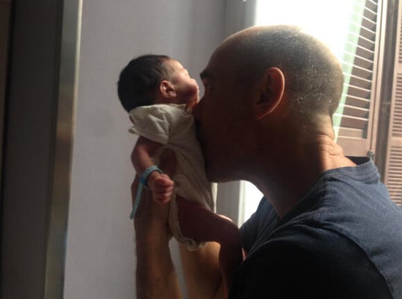 Jean-Marc Barr présente son premier enfant, Jude, né le 9 août.