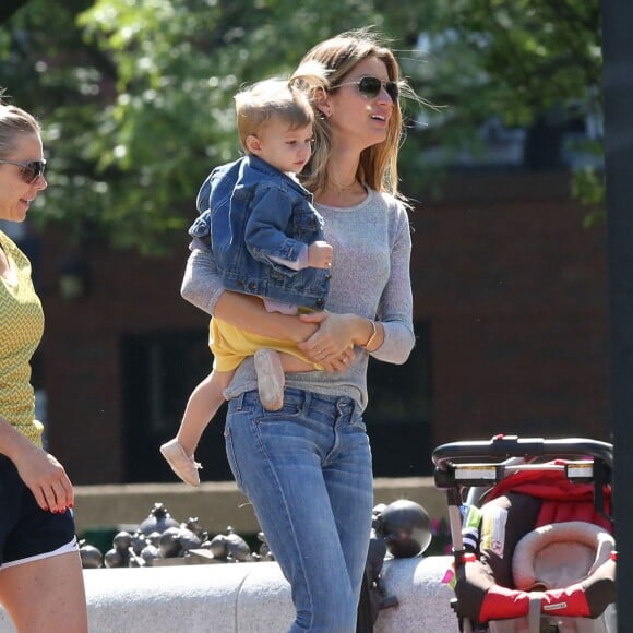 Gisele Bündchen, Tom Brady et leurs enfants John, Benjamin, et Vivian s'amusent dans un parc à Boston le 15 juin 2014.