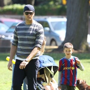 Gisele Bündchen, Tom Brady et leurs enfants John, Benjamin, et Vivian s'amusent dans un parc à Boston le 15 juin 2014.