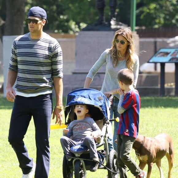 Gisele Bündchen, Tom Brady et leurs enfants John, Benjamin, et Vivian s'amusent dans un parc à Boston le 15 juin 2014.