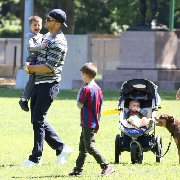 Gisele Bündchen, Tom Brady et leurs enfants John, Benjamin, et Vivian s'amusent dans un parc à Boston le 15 juin 2014.