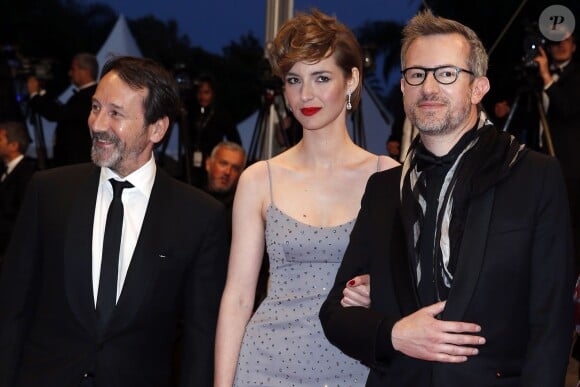 Louise Bourgoin entre Jean-Hugues Anglade et Laurent Larivière - Montée des marches du film "Shan He Gu Ren" (Mountains May Depart) lors du 68 ème Festival International du Film de Cannes, à Cannes le 20 mai 2015.