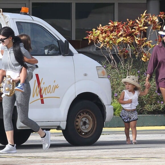 Kris Jenner, ses filles Kourtney, Kim et Khloé Kardashian, Kendall et Kylie, Tyga, Mason, Penelope Disick (fils et fille de Kourtney Kardashian et Scott Disick) et North West (fille de Kim Kardashian et Kanye West) quittent Saint-Barthélemy. Le 21 août 2015.