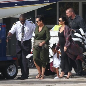 Kris Jenner, ses filles Kourtney, Kim et Khloé Kardashian, Kendall et Kylie, Tyga, Mason, Penelope Disick (fils et fille de Kourtney Kardashian et Scott Disick) et North West (fille de Kim Kardashian et Kanye West) quittent Saint-Barthélemy. Le 21 août 2015.