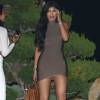 Kylie Jenner, ultrasexy en robe moulante Mistress Rock, sac Hermès et sandales beiges, quitte le restaurant Nobu à Malibu. Los Angeles, le 24 août 2015.