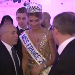 Miss France 2015, Camille Cerf, lors du dîner de gala de l'événement, le soir de l'élection, le 6 décembre dernier. Elle retrouve l'espace de quelques secondes son chéri Maxime. Images diffusées dans le magazine "Sept à huit" sur TF1. Le 14 décembre 2014.