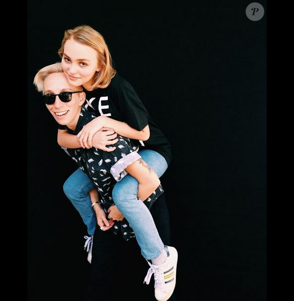 Lily-Rose Depp et l'artiste iO Tillett Wright, sur Instagram le 23 août 2015