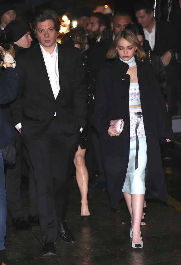 Lily-Rose Depp et Benjamin Biolay arrivent à la présentation de la collection Chanel Paris-Salzburg en l'honneur des Métiers d'Art à New York, le 31 mars 2015.