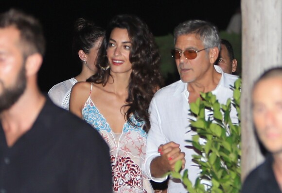 George Clooney et sa femme Amal Alamuddin Clooney quittent un restaurant de Ibiza avec Cindy Crawford et son mari Rande Gerber le 22 août 2015.