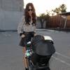 Terri Seymour promène sa fille Coco Seymour-Mallon en poussette dans les rues de West Hollywood, le 4 juin 2015