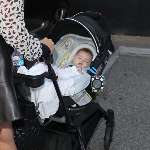 Terri Seymour promène sa fille Coco Seymour-Mallon en poussette dans les rues de West Hollywood, le 4 juin 2015 