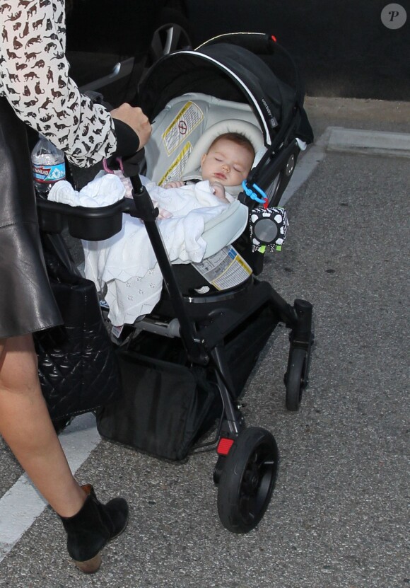 Terri Seymour promène sa fille Coco Seymour-Mallon en poussette dans les rues de West Hollywood, le 4 juin 2015 