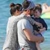 Max Greenfield, sa femme Tess Sanchez et leur fille Lilly passent un moment sur la plage pendant leurs vacances a Maui, Hawaii, le 31 decembre 2013. 