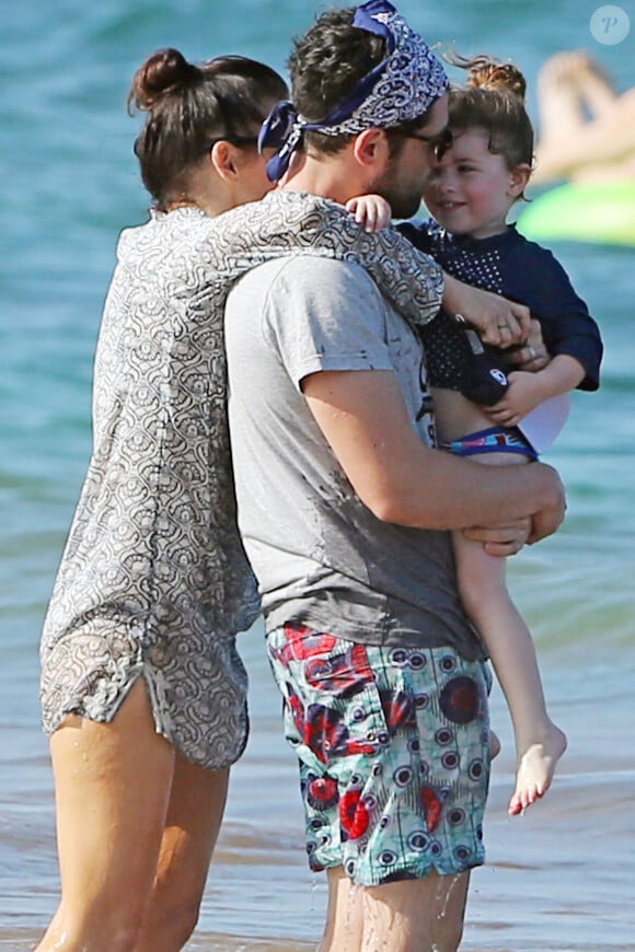 Max Greenfield, sa femme Tess Sanchez et leur fille Lilly passent un moment sur la plage pendant leurs vacances a Maui, Hawaii, le 31 decembre 2013. 