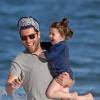 Exclusif - L'acteur Max Greenfield en vacances avec sa fille Lilly a Hawaii le 30 decembre 2013. 