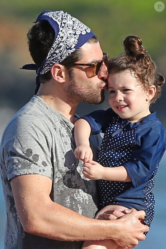 Exclusif - L'acteur Max Greenfield en vacances avec sa fille Lilly a Hawaii le 30 decembre 2013.  