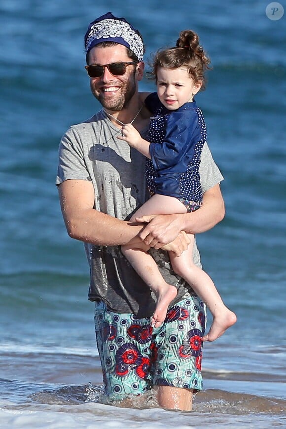 Exclusif - L'acteur Max Greenfield en vacances avec sa fille Lilly a Hawaii le 30 decembre 2013 
