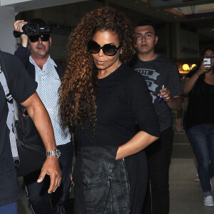 Janet Jackson prend un vol à l'aéroport de Los Angeles, le 17 juin 2015 