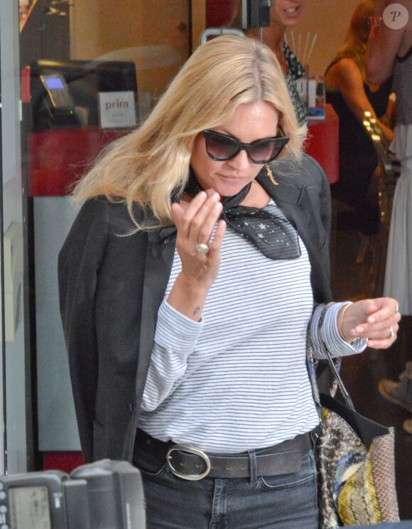 Kate Moss sort avec sa mère Linda Rosina Shepherd et sa fille Lila d'un salon de manucure "Prim beauty salon" dans le quartier de primrose hill à Londres, le 10 août 2015.