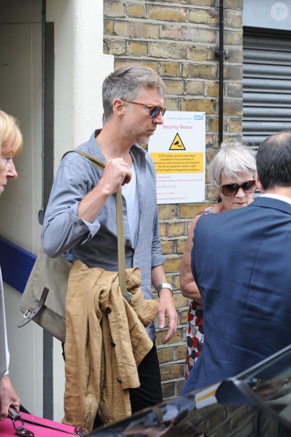 Kate Moss, sa fille Lila Grace et son père Jefferson Hack se promènent dans les rues de Londres le 10 août 2015