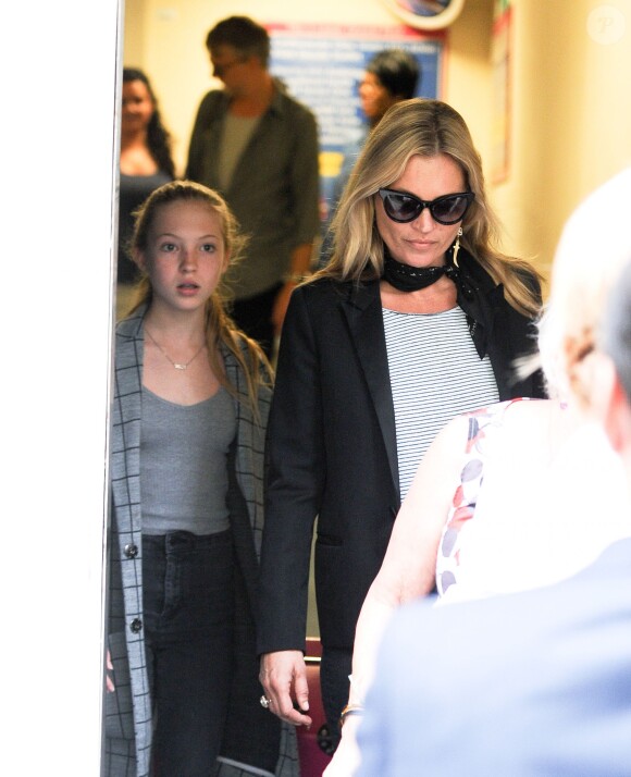 Kate Moss, sa fille Lila Grace et son père Jefferson Hack se promènent dans les rues de Londres le 10 août 2015