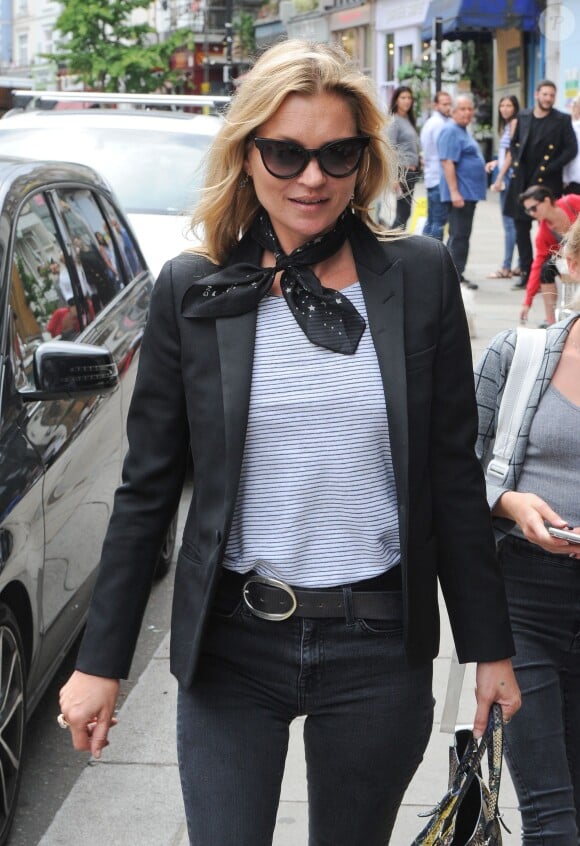 Kate Moss, sa fille Lila Grace et son père Jefferson Hack se promènent dans les rues de Londres le 10 août 2015