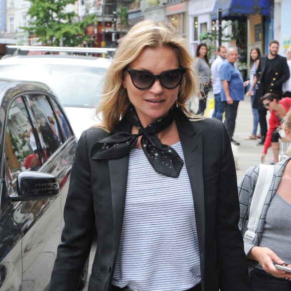 Kate Moss, sa fille Lila Grace et son père Jefferson Hack se promènent dans les rues de Londres le 10 août 2015