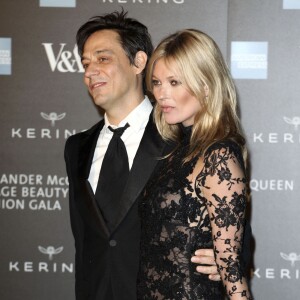 Kate Moss et son mari Jamie Hince - Gala "Alexander McQueen : Savage Beauty" au Victoria and Albert Museum à Londres, le 12 mars 2015.