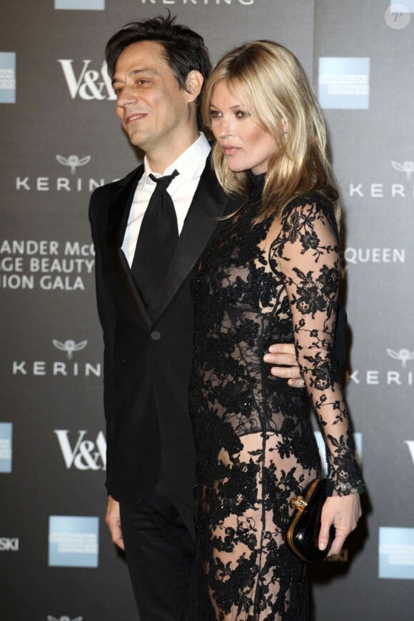 Kate Moss et son mari Jamie Hince - Gala "Alexander McQueen : Savage Beauty" au Victoria and Albert Museum à Londres, le 12 mars 2015.