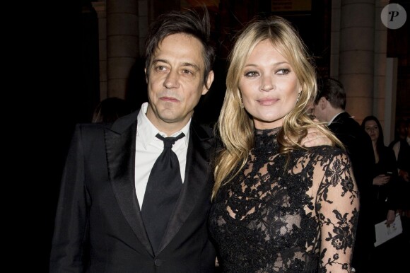 Kate Moss et son mari Jamie Hince - Gala "Alexander McQueen : Savage Beauty" au Victoria and Albert Museum à Londres, le 12 mars 2015.