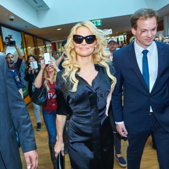 L'actrice Pamela Anderson visite le Centre Commercial "Donau Zentrum" à Vienne le 18 juin 2015  