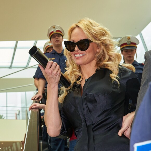 L'actrice Pamela Anderson visite le Centre Commercial "Donau Zentrum" à Vienne le 18 juin 2015  