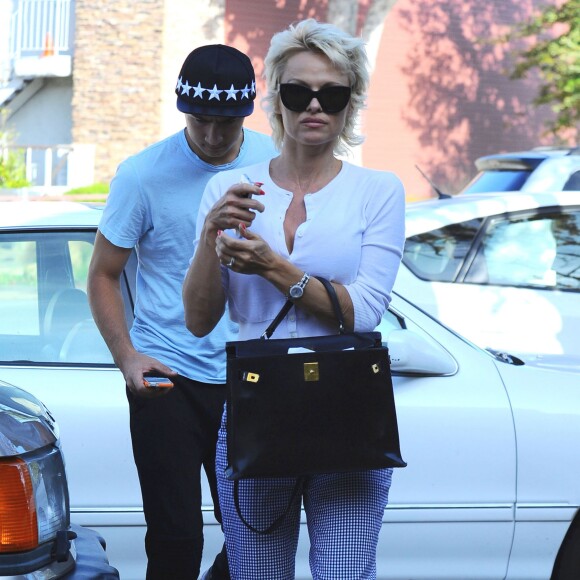 Pamela Anderson va dîner avec son fils Brandon Lee à Malibu, le 30 juin 2014.  