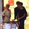 Pamela Anderson va faire du shopping avec ses enfants Brandon et Dylan Lee chez Barneys New York à Beverly Hills, le 5 fevrier 2014. 