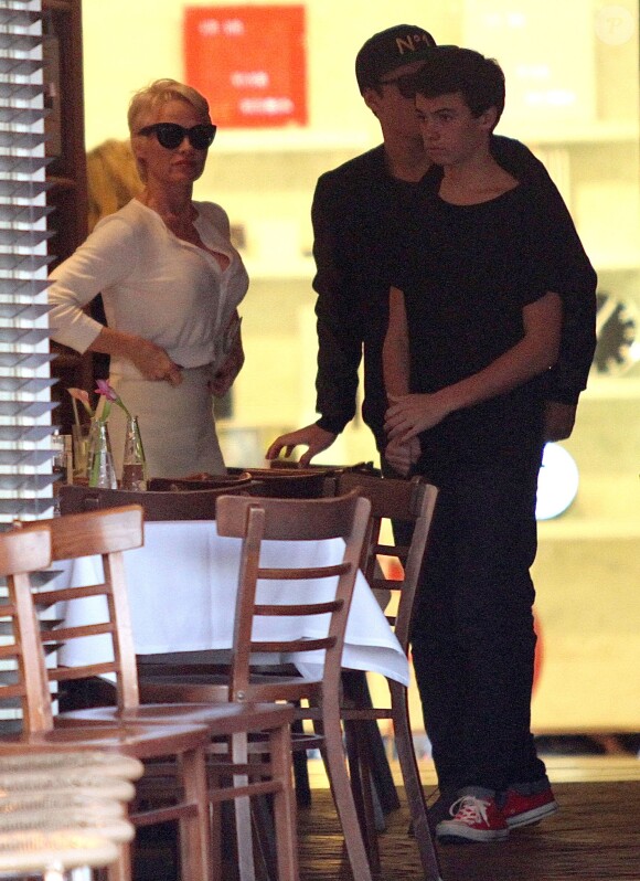 Pamela Anderson va faire du shopping avec ses enfants Brandon et Dylan Lee chez Barneys New York à Beverly Hills, le 5 fevrier 2014. 