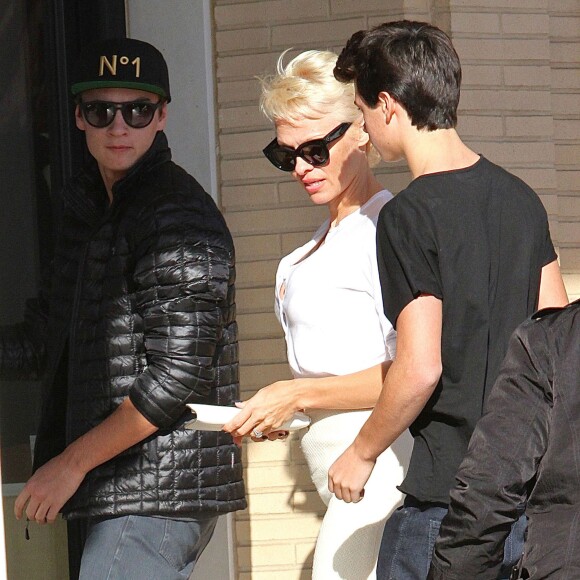 Pamela Anderson va faire du shopping avec ses enfants Brandon et Dylan Lee chez Barneys New York à Beverly Hills, le 5 fevrier 2014.  