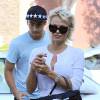 Pamela Anderson va dîner avec son fils Brandon Lee à Malibu, le 30 juin 2014.  