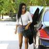 Kourtney Kardashian emmène ses enfants Mason et Penelope déjeuner au restaurant Chuck E Cheese's, habillée d'un body blanc Wolford, d'un mini-short gris en jean OneTeaspoon et de bottines en daim camel Saint Laurent. Des lunettes de soleil Ray-Ban et un sac Céline (modèle Mini Luggage) accessoirisent sa tenue. Los Angeles, le 23 août 2015.