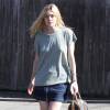 Elle Fanning se rend chez le coiffeur à Beverly Hills, habillée d'un t-shirt raté, d'une jupe en denim brut et de baskets Alexander McQueen. L'actrice de 17 ans tient à la main un sac Louis Vuitton (modèle Speedy). Le 24 août 2015.