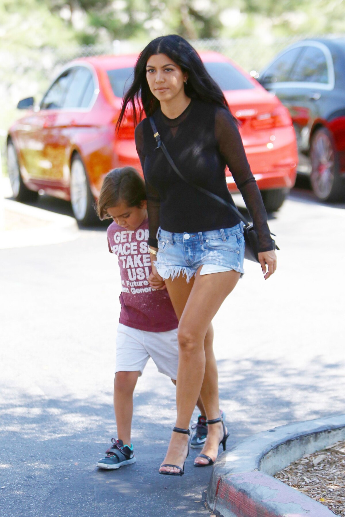 Photo Kourtney Kardashian et son fils Mason (5 ans) arrivent au