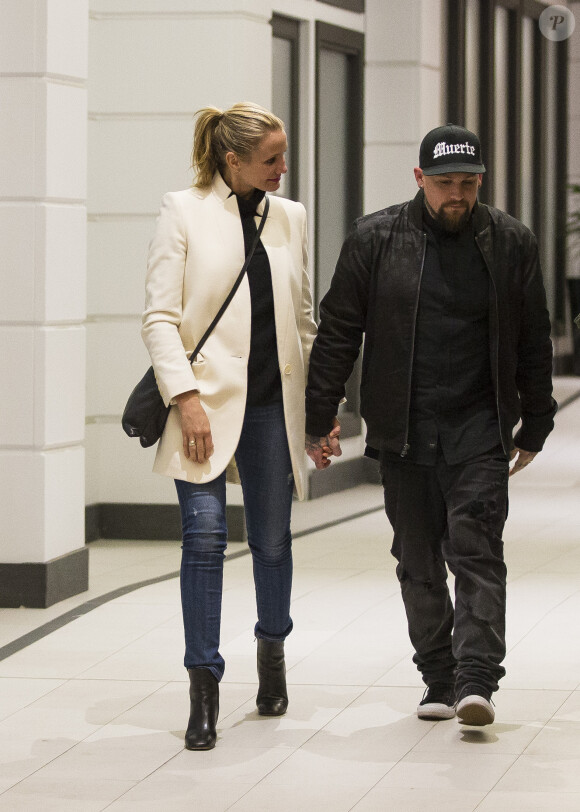 Cameron Diaz et son mari Benji Maddenm main dans la main à Sydney, en Australie. L'actrice de 42 ans porte un manteau Stella McCartney (modèle Bryce). Le 27 août 2015.