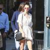 Bella Hadid se promène à Beverly Hills avec son père Mohammed. Le mannequin de 18 ans porte une robe blanche rayée à col chemise Faithfull The Brand (modèle Castaway), un sac Saint Laurent (modèle Sac de Jour) et des bottines Balenciaga. Le 20 août 2015.