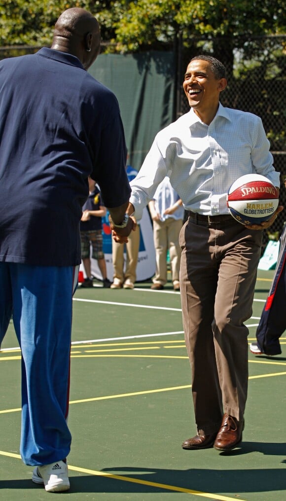 Darryl Dawkins rencontrant le président Barack Obama en avril 2011 lors d'un événement de la campagne Let's Move. La légende de la NBA s'est éteinte le 27 août 2015, à 58 ans.